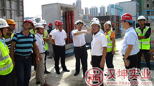 长沙市人大常委会副主任罗衡宁视察工地  体验汉坤vr安全体验馆